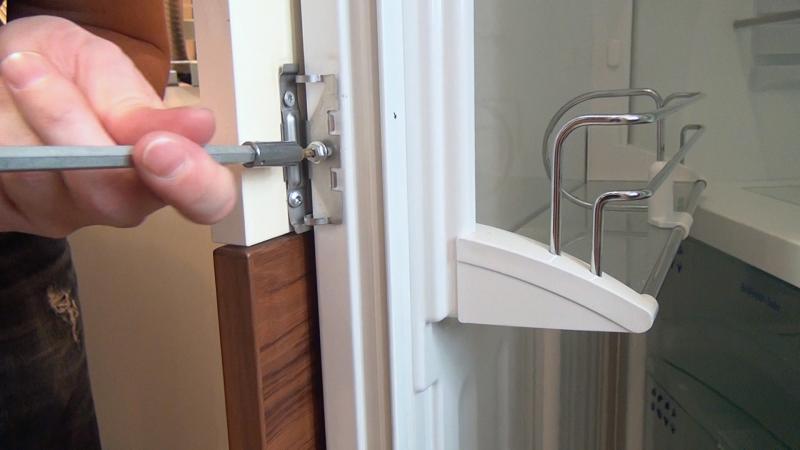 Seitlichen Schrauben der Dekorfront einsetzen Seitlichen Schrauben der Dekorfront einsetzen