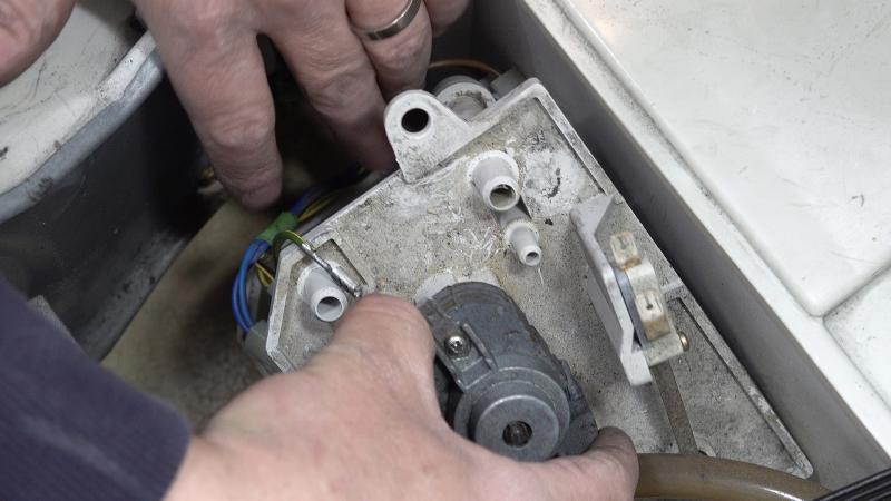 Kondensatpumpe und Schwimmers herausnehmen