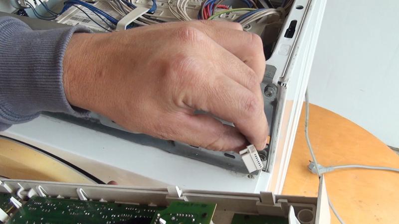 Bedienblende anstecken und einstecken Bedienblende anstecken und einstecken