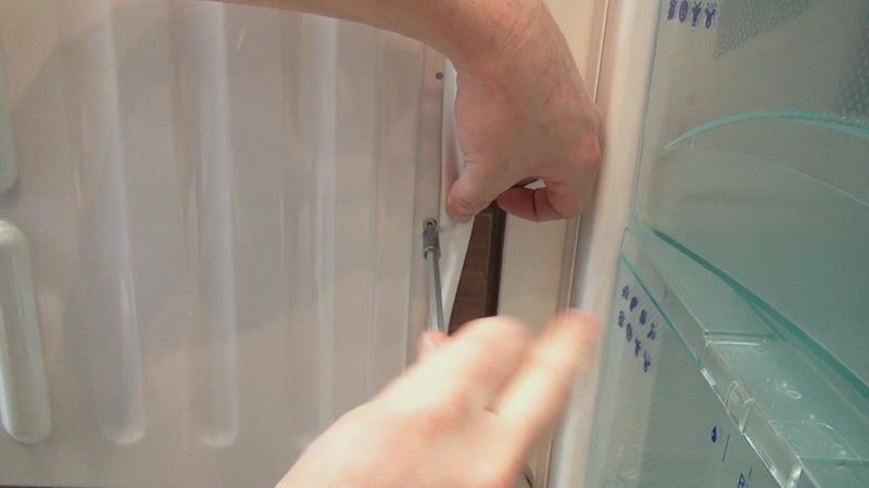 Seitlichen Schrauben auf Seite der Scharniere mit der Dekorfront verschrauben Seitlichen Schrauben auf Seite der Scharniere mit der Dekorfront verschrauben