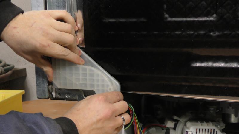 Spülmaschine untere Türdichtung wechseln-Abstandshalter montieren Spülmaschine untere Türdichtung wechseln-Abstandshalter montieren