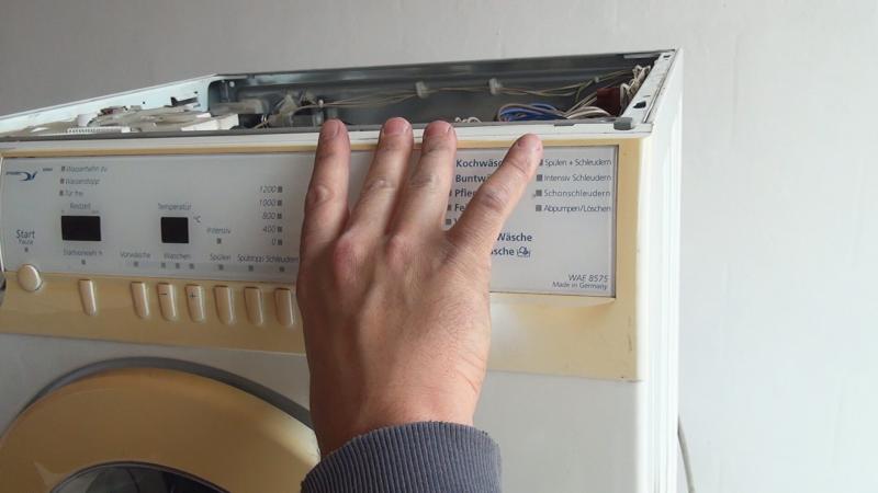 Bedienblende einsetzen Bedienblende einsetzen