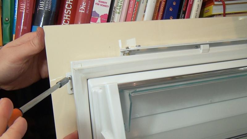 Letzte Schraube der Dekorfront verschrauben Letzte Schraube der Dekorfront verschrauben