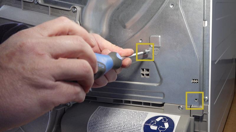 PH2 Schrauben wieder in die Rückwand einsetzen PH2 Schrauben wieder in die Rückwand einsetzen