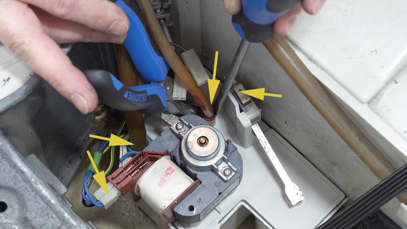 Schläuche und Kabel wieder anschließen