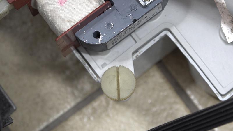 Pumpe und Mikroschalter festschrauben