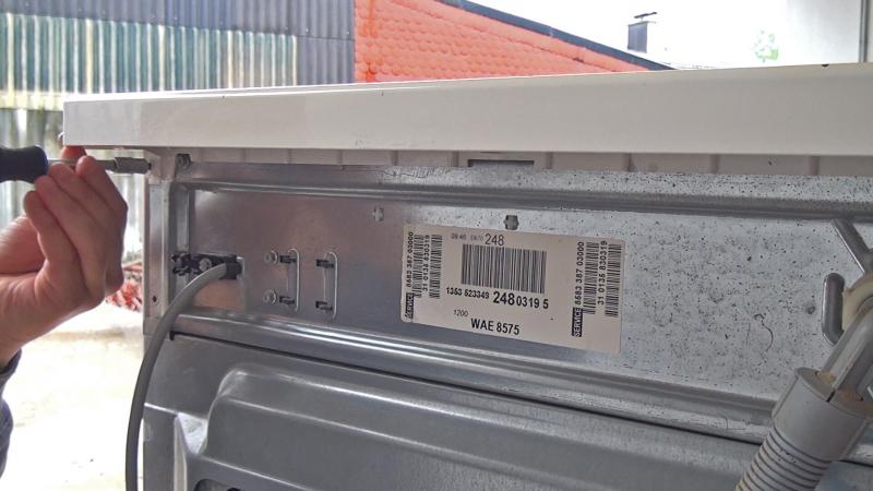 Gerätedeckel verschrauben Gerätedeckel verschrauben