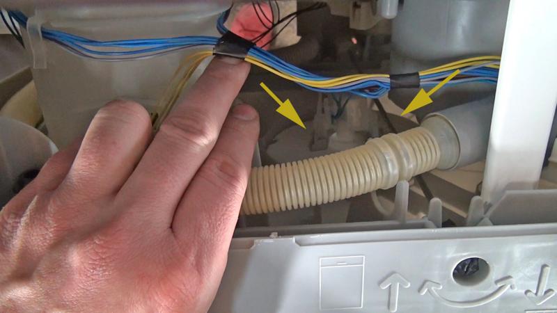 Schwimmer wieder in die Badenplatte einsetzen Schwimmer wieder in die Badenplatte einsetzen