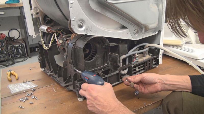 Ventilatorabdeckung aufsetzen und verschrauben Ventilatorabdeckung aufsetzen und verschrauben