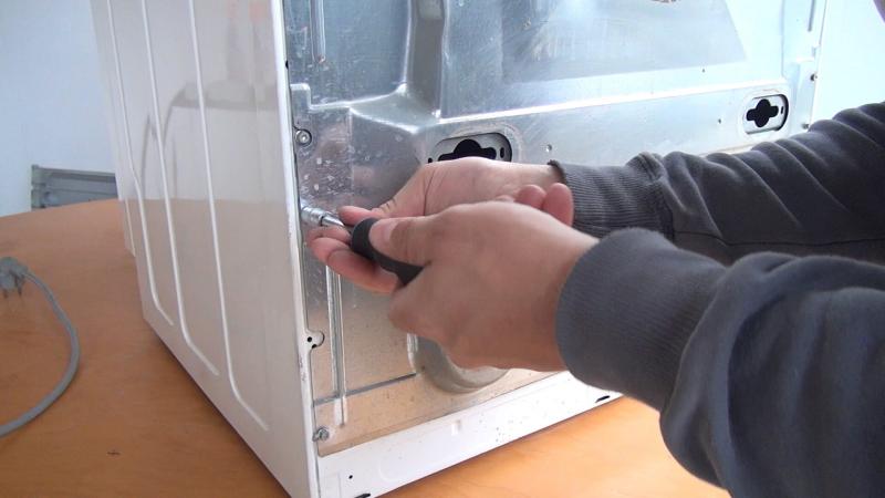 Rückwand aufsetzen und verschrauben Rückwand aufsetzen und verschrauben