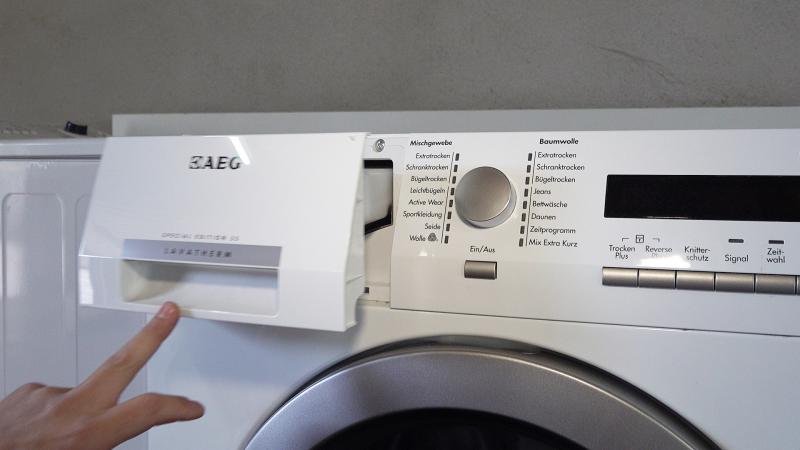 Kondensatbehälter einsetzen Kondensatbehälter einsetzen