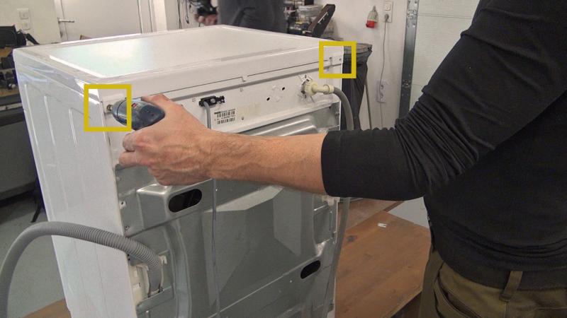 Gerätedeckel aufsetzen und verschrauben