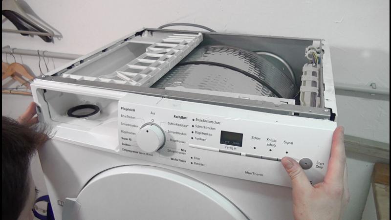 Bedientafel wieder einsetzen Bedientafel wieder einsetzen