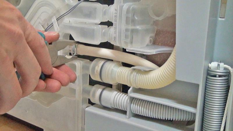 Zulaufschlauch anschließen Zulaufschlauch anschließen