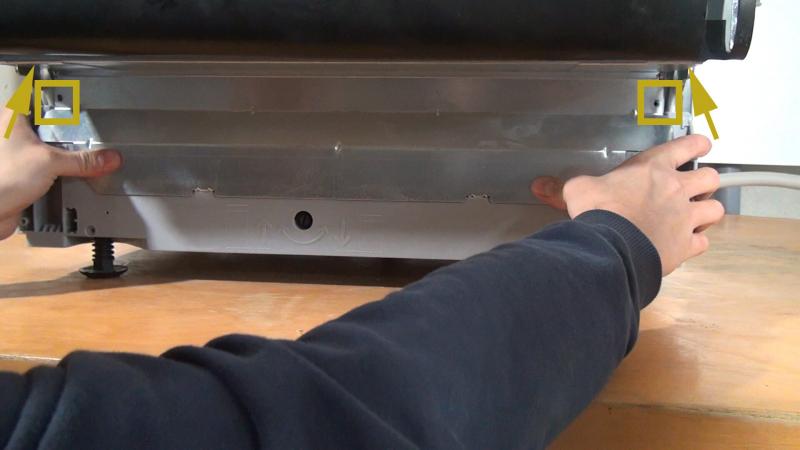 Sockelblende einsetzen und fixieren Sockelblende einsetzen und fixieren