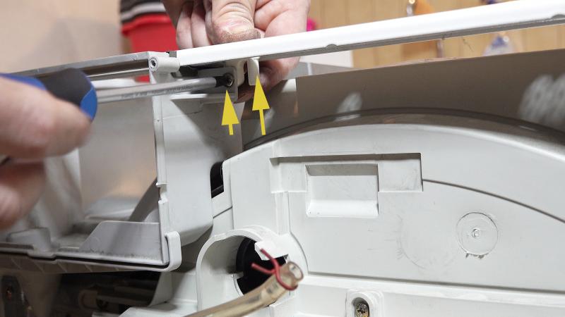 Kondensatbehältergehäuse verschrauben und Schläuche anschließen