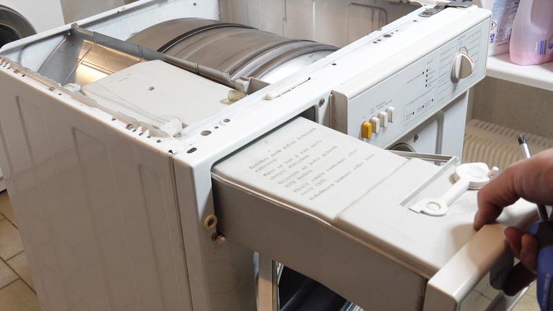 Kondensatbehälter einsetzen