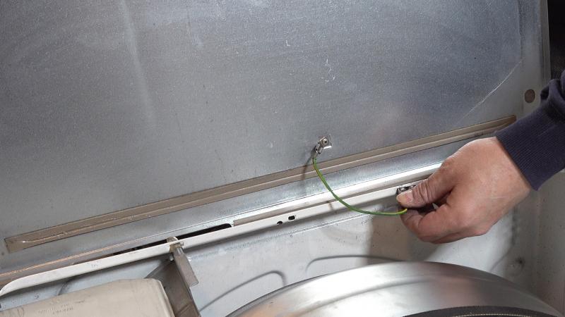 Erdung des Gerätedeckels anstecken und Deckel aufsetzen