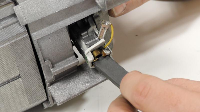 Kohlebürsten ohne Halter tauschen (Siemens / Bosch / Constructa)