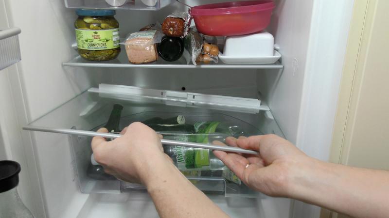 Wasser im Kühlschrank unter dem Gemüsefach (Bosch / Siemens / Neff)