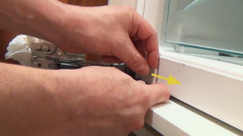 Kühlschranktür schließt nicht richtig - Türscharnier tauschen (Bosch
