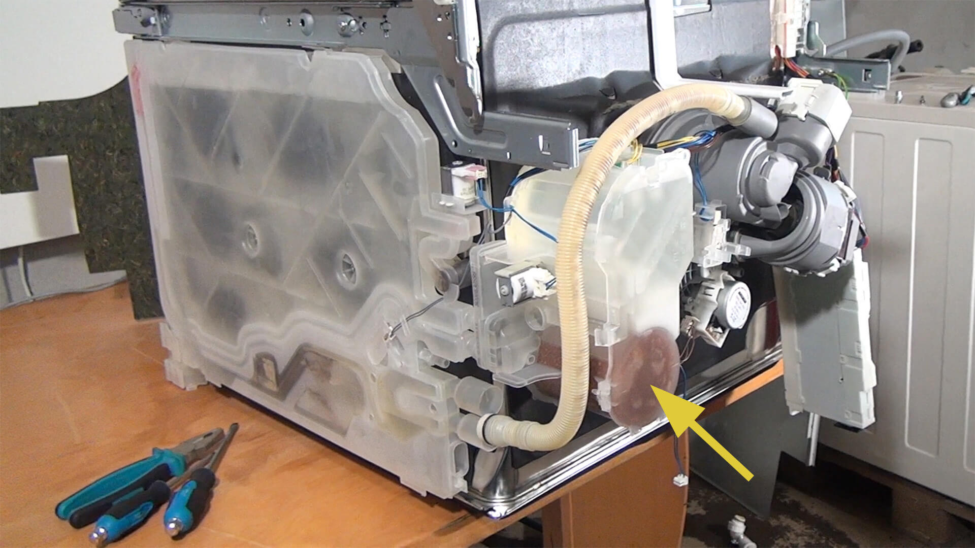 Spülmaschine mit weißem Belag Salzbelag in der Spülmaschine