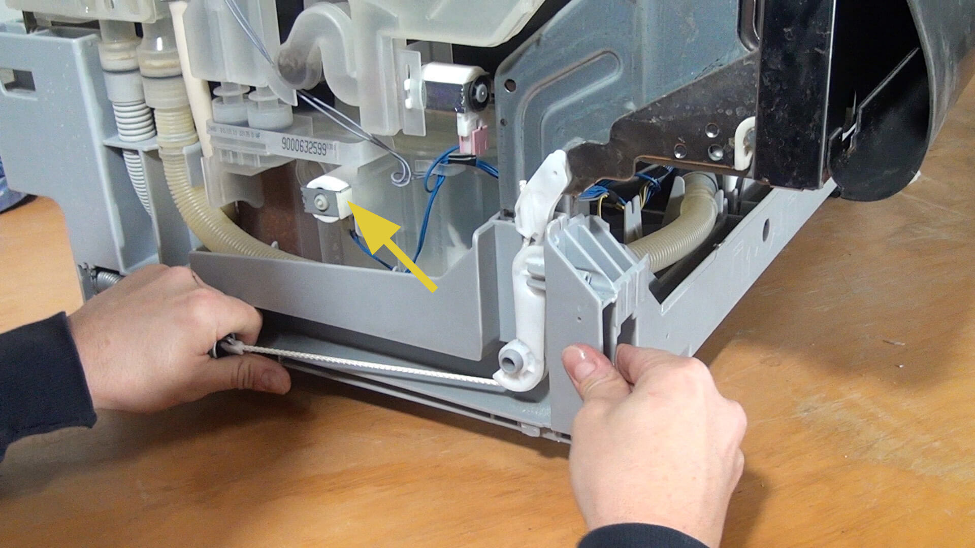 Spülmaschine mit weißem Belag Salzbelag in der Spülmaschine