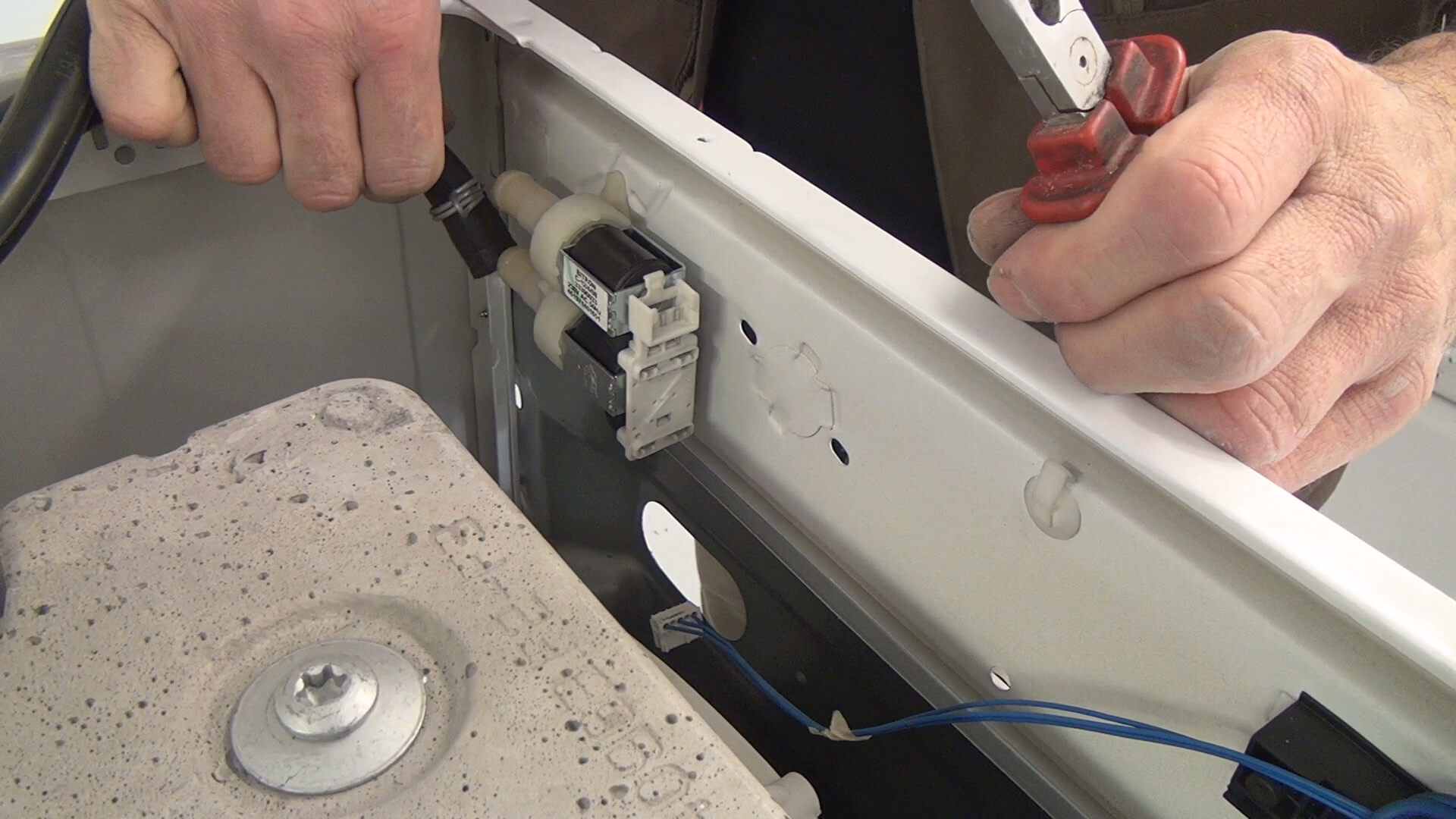 Waschmaschine spült nicht ein wechseln (Bauknecht)